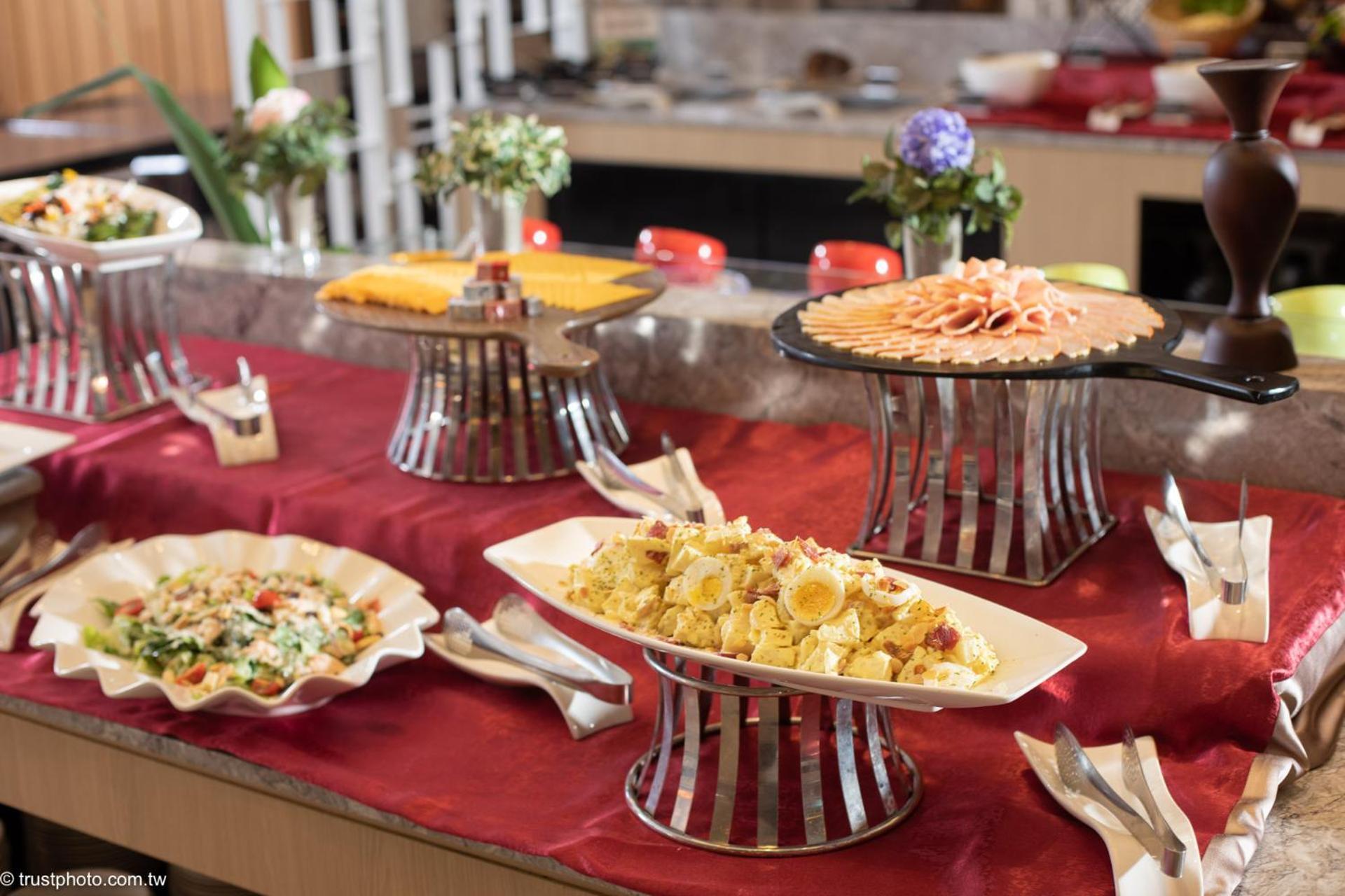 Grand Bay Resort Hotel Heng-ch'un Exterior foto A buffet at a hotel