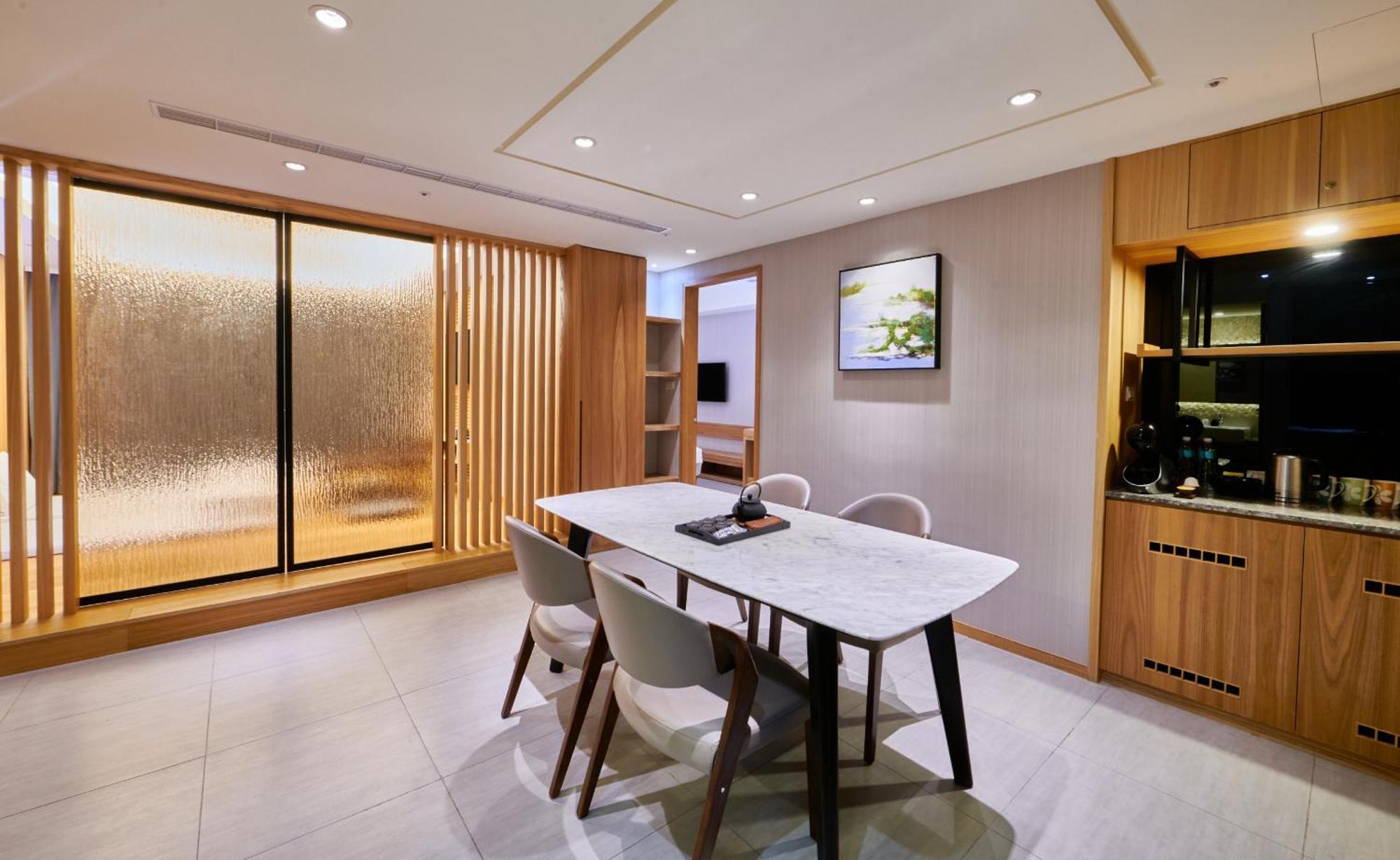Grand Bay Resort Hotel Heng-ch'un Exterior foto The interior of a private suite at the airport