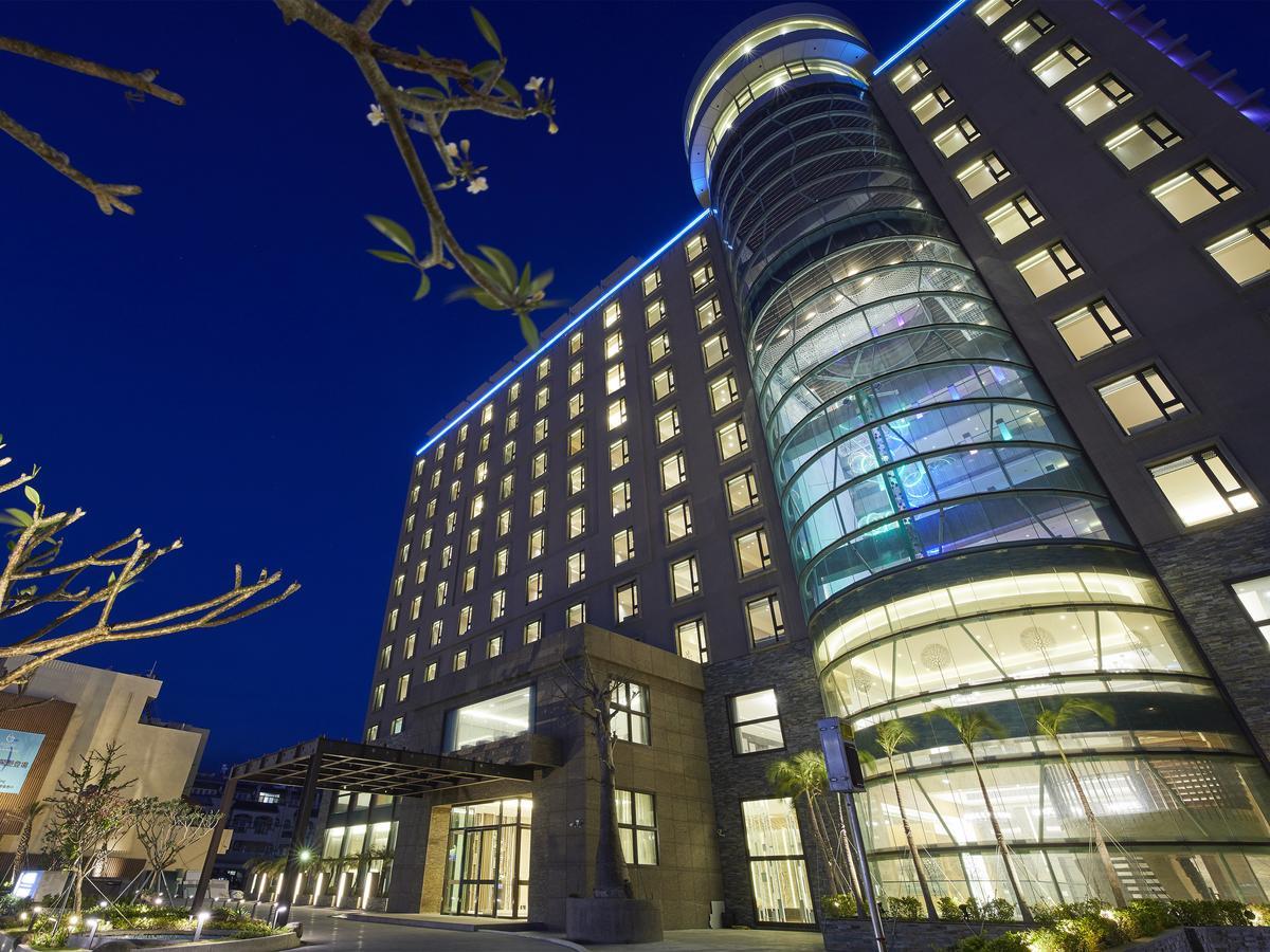Grand Bay Resort Hotel Heng-ch'un Exterior foto The hotel at night